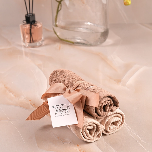 DSC08645 پک سه عددی حوله رنگ کرم نسکافه با ربان کرم - Image 1