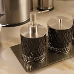 ست سرویس بهداشتی کریستال مشکی با سینی و سطل و فرچه کروم مات - Image 3