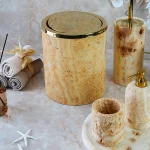 ست سرویس بهداشتی 7 پارچه سنگ طبیعی رگه‌دار کرم با یراق طلایی