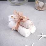 حوله ی سه عددی رنگ سفید و صورتی با یراق برنجی برند آکچا هوم طرح پاپیون و صدف
