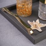 سینی چرمی با دسته برنجی رنگ طوسی