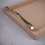 سینی چرمی با دسته برنجی رنگ کرمی